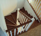 :: 10 :: schody tzw bez podstopni (podstopnie wyknane z plyty karton-gips) stopnie z drewna sapeli, slupki i tralki lakierowane na bialy kolor