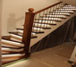 :: 71 :: schody z drewna merbau tzw bez podstopni (podstopnie wykonane z plyty karton-gips)  balustrada z tralkami kutymi, w schodach zamontowane oswietlenie led